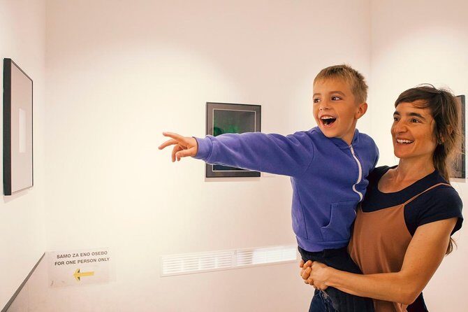 House of Illusions Ljubljana Entrance Ticket - The Ames Room: When Your Group Becomes the Illusion