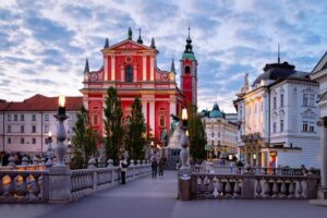Ljubljana: 2h walking tour with local guide - Congress Square, the University, and the National University Library stop