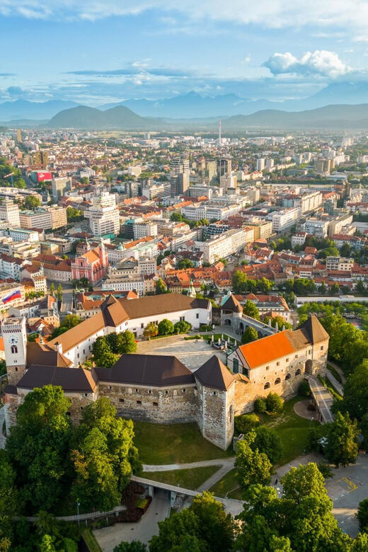 Ljubljana: 2h walking tour with local guide - Town Square, Town Hall, and Cathedral quiet time