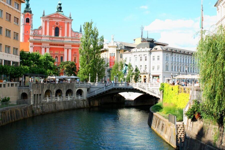 Ljubljana: 2h walking tour with local guide - Pacing, comfort, and how the photo stops work in real life