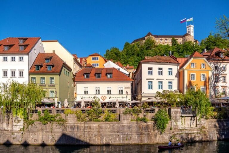 Ljubljana: Guided Walk & Funicular Ride to Ljubljana Castle - Starting in the Town Hall area and the Robba Fountain “orientation moment”