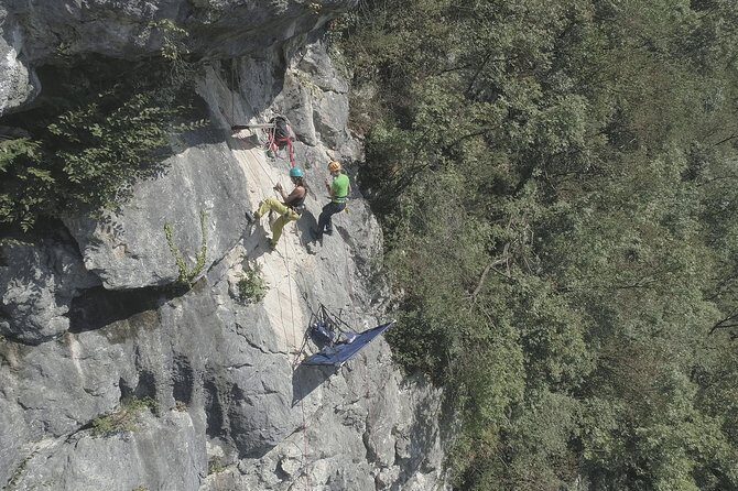 Unique Vertical Camping - The overhanging platform: safety, support, and what the night feels like