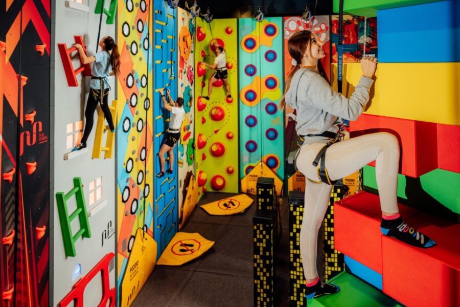 Woop! Fun park with 21 attractions - First impressions: a huge indoor jump hall with real guidance